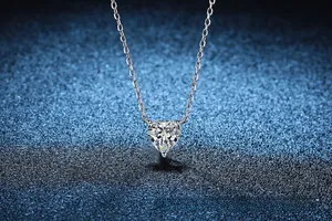 Vue rapprochée d'un pendentif cœur en moissanite et argent 925 avec serti à trois griffes