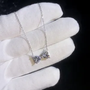 Collier nœud en argent S925 avec double pierre Moissanite taille cœur sur fond noir élégant