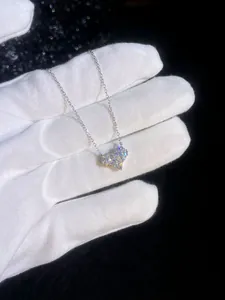 Dettaglio della collana con ciondolo a cuore in argento sterling S925 con moissanite pavé