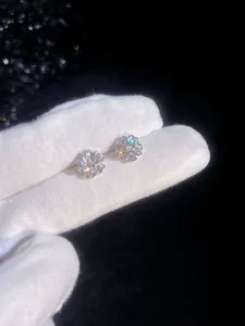 Dettaglio macro degli orecchini a cuore in argento S925 con moissanite scintillante
