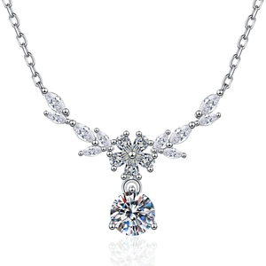 S925 Sterlingsilber Moissanit Halskette mit Blumen-Ähren-Anhänger auf weißem Hintergrund