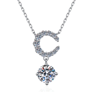 Élégant collier croissant en argent S925 avec une moissanite brillante et pavage