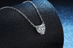 Vue macro du pendentif moissanite en forme de cœur en argent S925 sur fond sombre