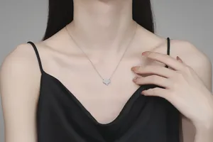 Dettaglio della collana a cuore in argento 925 con moissanite pavé su una modella