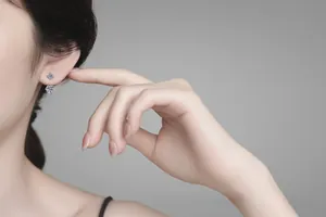 Primo piano di un elegante orecchino a lobo in argento 925 e moissanite indossato