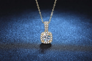 Dettaglio ravvicinato di un ciondolo in moissanite dorata con halo quadrato e pietra tonda
