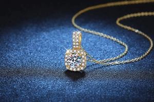 Macro del ciondolo in moissanite dorata con halo quadrato e pietra centrale tonda
