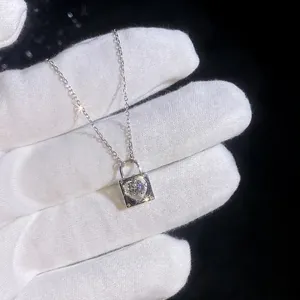 Collier en argent S925 avec pendentif serrure en cœur et pierre de moissanite brillante