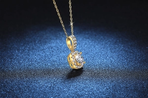 Dettaglio macro del ciondolo in argento S925 dorato 18K con lavorazione geometrica traforata