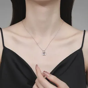 Élégant collier cadenas cœur en argent S925 avec une moissanite étincelante sur un modèle
