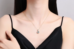 Dettaglio di una collana con ciondolo halo in moissanite con finitura oro giallo