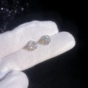Orecchini a lobo a petalo di cuore in argento sterling S925 e moissanite su fondo nero