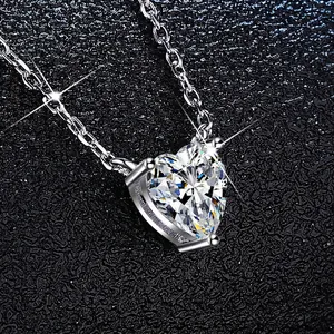 Élégant collier en argent sterling S925 avec pendentif cœur moissanite et chaîne fine