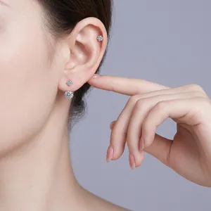 Eleganti orecchini a lobo in argento S925 con doppia moissanite sulla modella