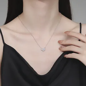 Collana a cuore in argento sterling 925 con pavé di moissanite indossata da modella