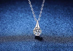 Dettaglio macro di una collana in argento con moissanite rotonda dal taglio brillante