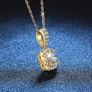 Collana classica in moissanite dorata con halo tondo e dettaglio intaglio a cuore