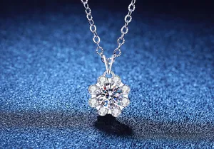 Vue macro du pendentif tournesol en argent S925 avec moissanite et pierres scintillantes