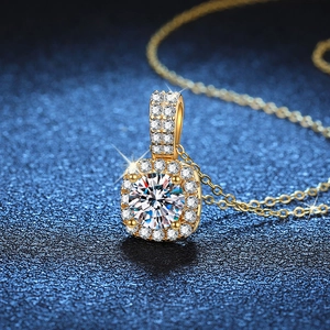 Collana con ciondolo Moissanite in oro classico con pietra a taglio brillante rotondo