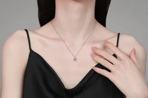 Vista modella della collana elegante in argento S925 con pendente in moissanite