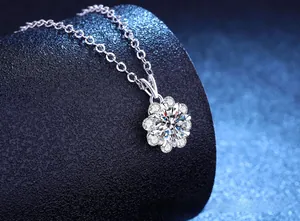 Gros plan du pendentif flocon de neige en argent S925 avec pierre de moissanite