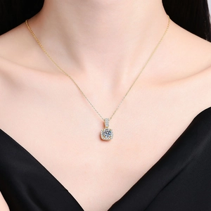 Collana classica in oro con pendente in moissanite e halo quadrato per donna di lusso