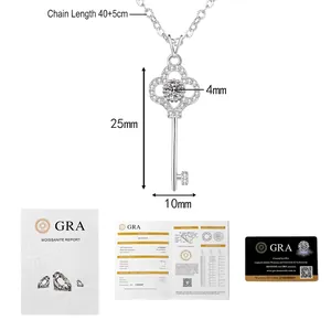 Pendentif clé en argent S925 avec moissanite 1ct et certificat GRA en gros plan