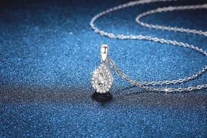 Gros plan d'un pendentif en pierre précieuse en forme de poire sur argent sterling S925