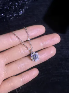 Gros plan du pendentif flocon en argent 925 avec une pierre de moissanite brillante