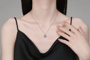 Détail macro du collier flocon de neige en argent avec pierre bleue sur cou du modèle