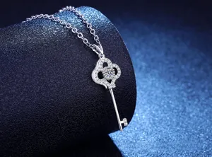 Vue latérale macro du collier clé en moissanite avec pavé de diamants étincelants