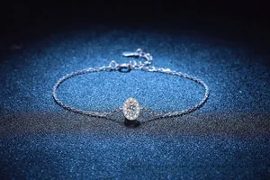 Dettaglio del bracciale in argento S925 con moissanite ovale e montatura a halo lucida
