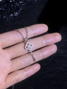 Macro d'un pendentif clé en argent avec sertissage de zircons étincelants