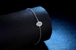 Dettaglio macro del bracciale in argento S925 con ciondolo moissanite su base nera