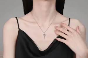Gros plan du collier clé Twilight en argent S925 avec moissanite sur un mannequin