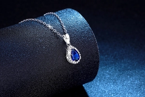 Vue détaillée du collier en argent S925 avec pendentif en pierre bleue en forme de poire