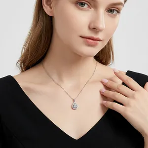 Elegante collana in argento S925 con ciondolo in moissanite su collo modella
