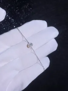 Dettaglio macro di un bracciale moissanite in argento S925 con incastonatura centrale