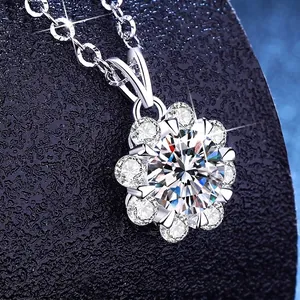 Collier en argent S925 avec pendentif flocon de neige en moissanite et motif floral élégant
