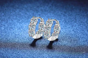 Gros plan de créoles en argent S925 serties de pierres moissanite de 4 carats