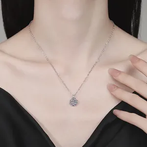 Collier flocon de neige élégant en argent S925 avec moissanite porté par un mannequin
