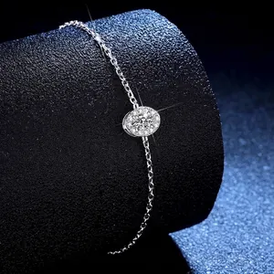 Bracciale in argento S925 con moissanite taglio ovale su un supporto per gioielli