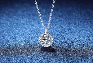 Gros plan détaillé d'un collier en argent 925 avec un pendentif en moissanite brillante