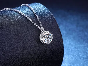 Macro d'un collier en argent S925 avec une pierre de moissanite solitaire éclatante