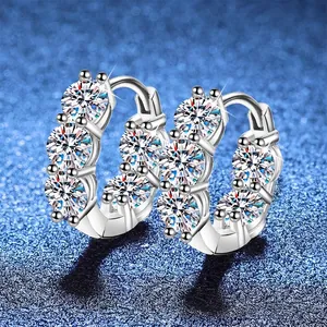 Élégantes boucles d'oreilles créoles en moissanite 4 carats en argent S925 sur fond bleu