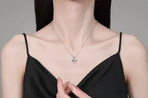 Gros plan du pendentif cœur en argent S925 avec moissanite bleue sur le mannequin