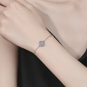 Elegant 925 sterling silver four-leaf clover bracelet with sparkling moissanite inlay