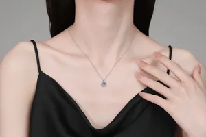 Gros plan d'un collier en argent S925 et moissanite porté sur un décolleté élégant