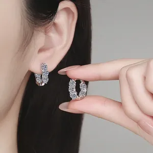 Élégantes boucles d'oreilles créoles en argent S925 avec moissanite 4ct sur modèle