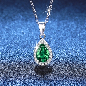 Élégant collier émeraude taille poire avec halo étincelant sur chaîne en argent